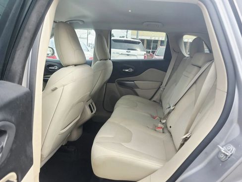 Used 2019 Jeep Cherokee Latitude w/ Popular Appearance Group AWD/4WD image 12