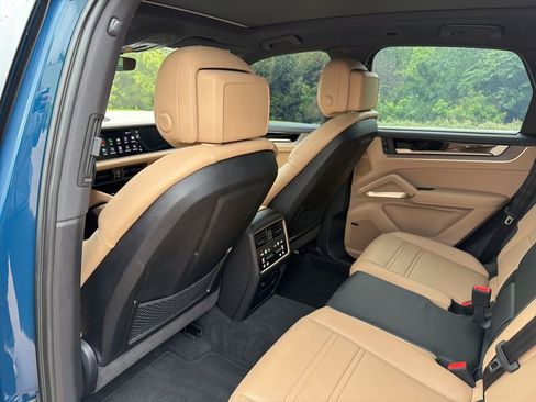 Used 2024 Porsche Cayenne S AWD/4WD image 22