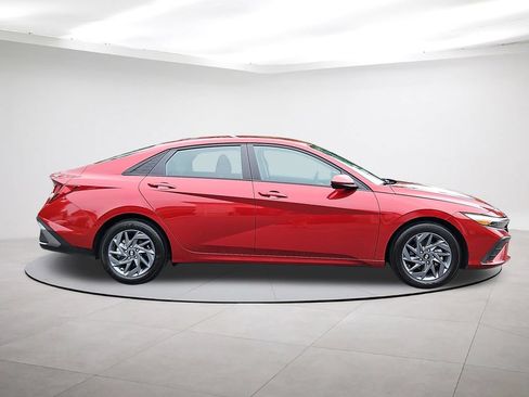Used 2024 Hyundai Elantra SEL FWD image 8