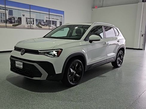 Used 2025 Volkswagen Taos SE FWD image 4