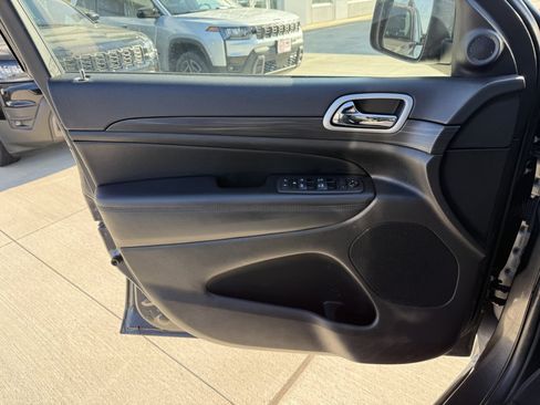 Used 2020 Jeep Grand Cherokee Altitude AWD/4WD image 17