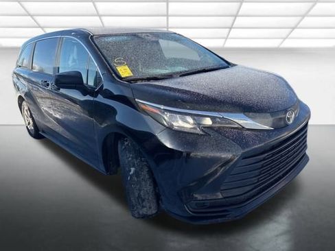 Used 2024 Toyota Sienna LE image 5