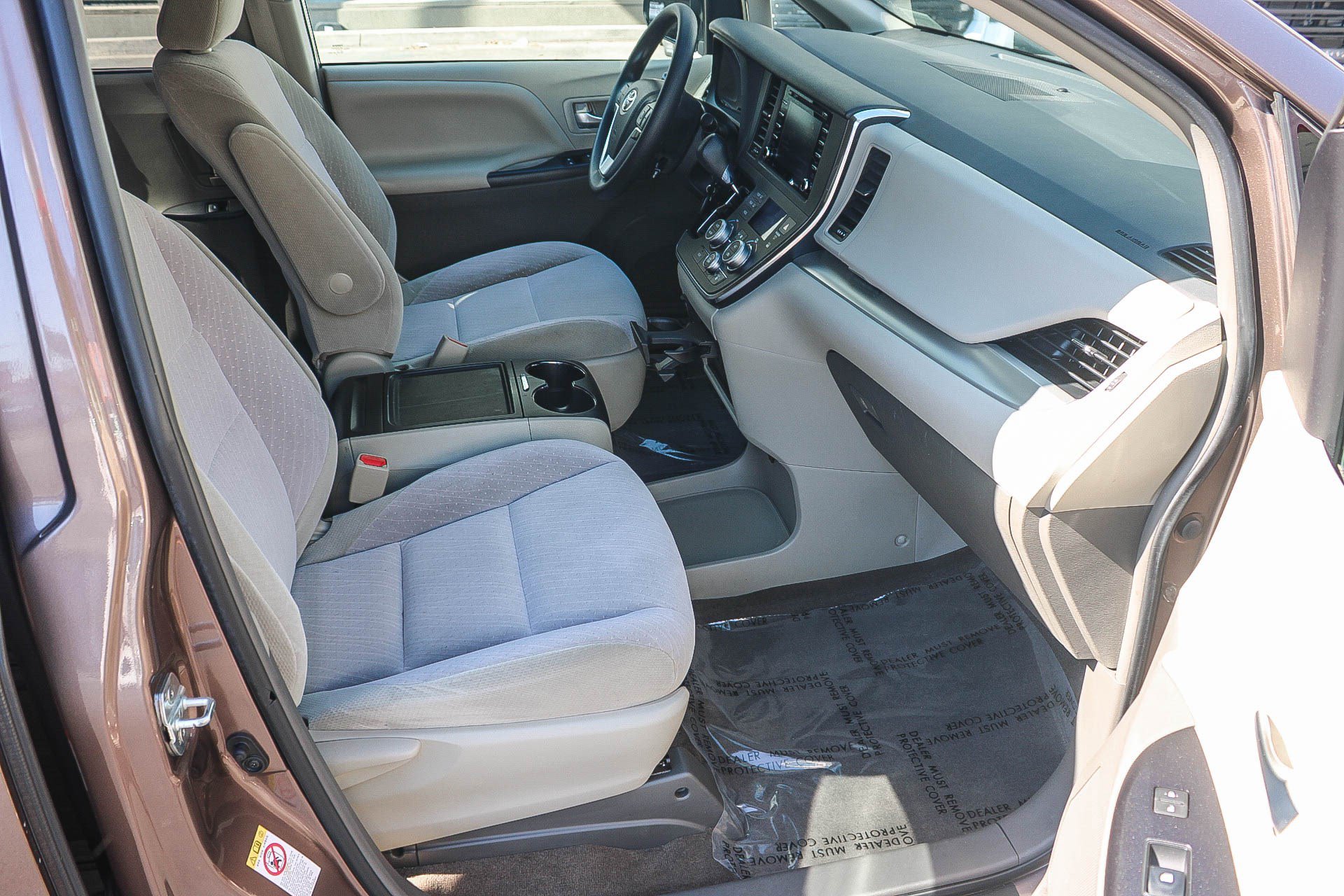 Used 2018 Toyota Sienna LE w/ Carpet Mat Package FWD image 17