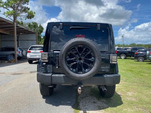 Used 2012 Jeep Wrangler Unlimited Sahara w/ Dual Top Group AWD/4WD image 9