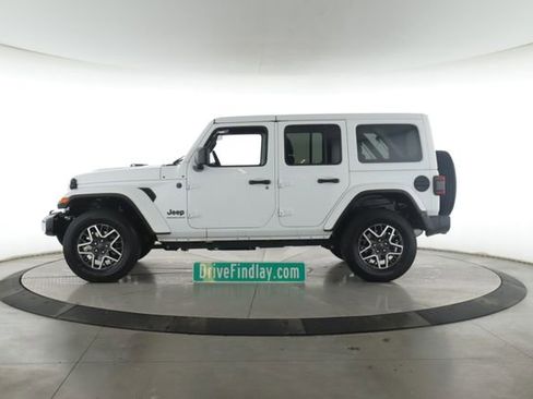 Used 2025 Jeep Wrangler Unlimited Sahara AWD/4WD image 9
