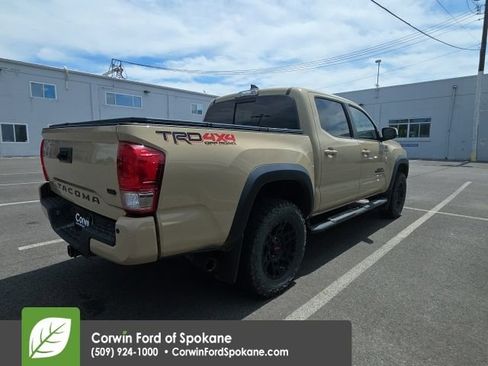 Used 2017 Toyota Tacoma TRD Off-Road w/ Premium & Technology Package AWD/4WD image 11