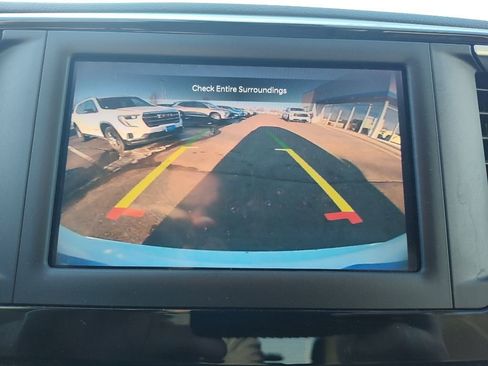 Used 2023 Chrysler Voyager LX image 13