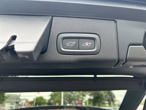 Used 2022 Volvo XC60 B5 Momentum w/ Climate Package image 11