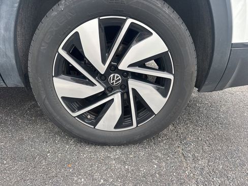 Used 2025 Volkswagen Atlas SE image 3