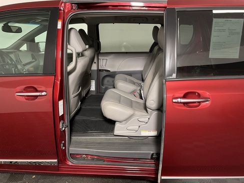 Used 2017 Toyota Sienna XLE w/ XLE Navigation Package image 33