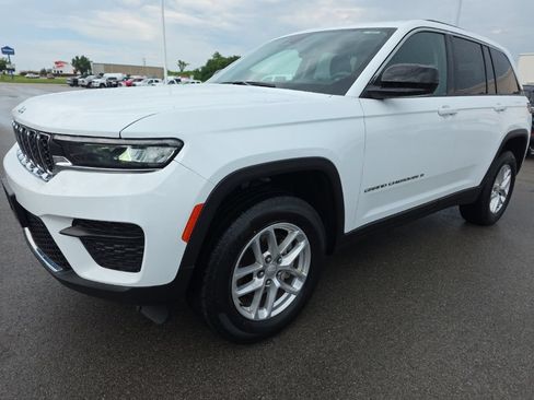 Used 2023 Jeep Grand Cherokee Laredo AWD/4WD image 1