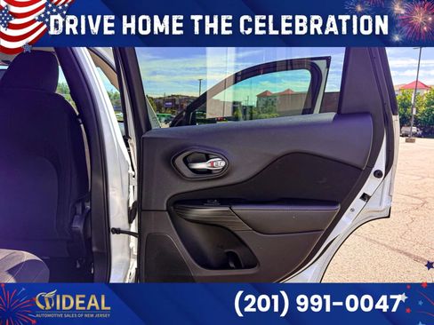 Used 2016 Jeep Cherokee Latitude w/ Cold Weather Group AWD/4WD image 15