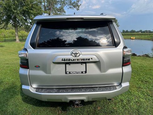 Used 2015 Toyota 4Runner SR5 AWD/4WD image 9