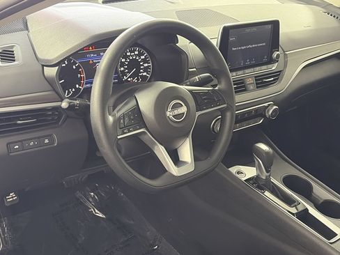 Used 2025 Nissan Altima 2.5 SV FWD image 11