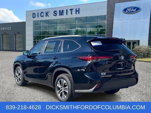 Used 2023 Toyota Highlander XLE image 4