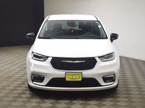 Used 2024 Chrysler Pacifica Touring-L image 20