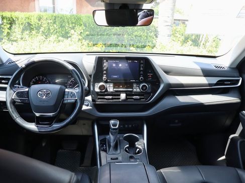 Used 2020 Toyota Highlander XLE image 26