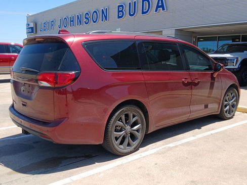 Used 2019 Chrysler Pacifica Touring-L FWD image 7