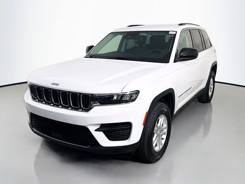 Used 2022 Jeep Grand Cherokee Laredo w/ Luxury Tech Group I image 4