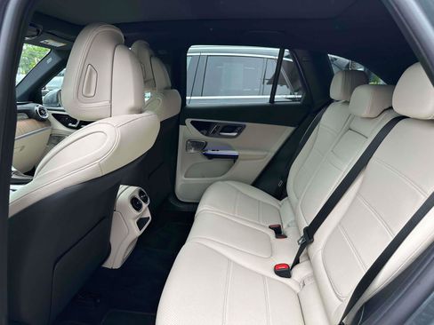 Used 2023 Mercedes-Benz GLC 300 4MATIC image 9
