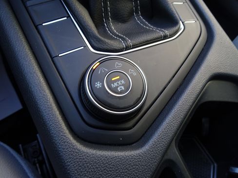 Used 2022 Volkswagen Taos SE w/ Panoramic Sunroof Package image 19