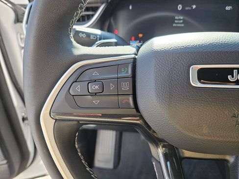 Used 2023 Jeep Grand Cherokee Altitude AWD/4WD image 20