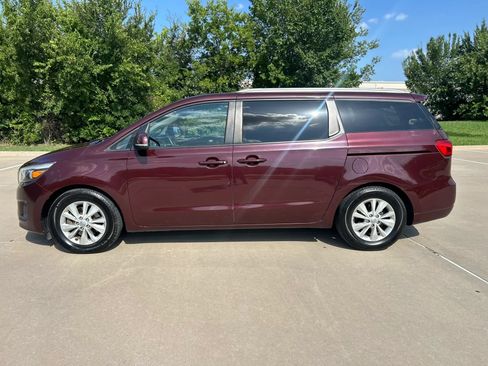 Used 2017 Kia Sedona LX w/ LX Essentials Premium Package FWD image 9