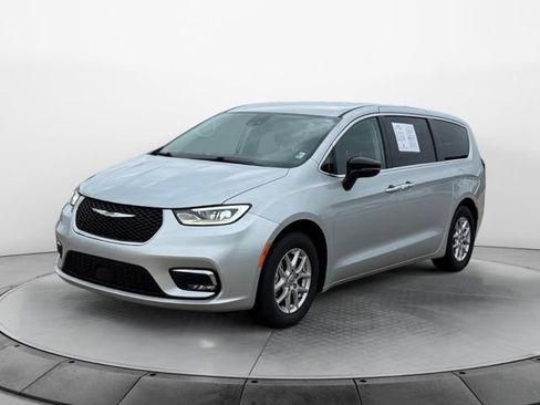 Used 2024 Chrysler Pacifica Touring-L FWD image 7