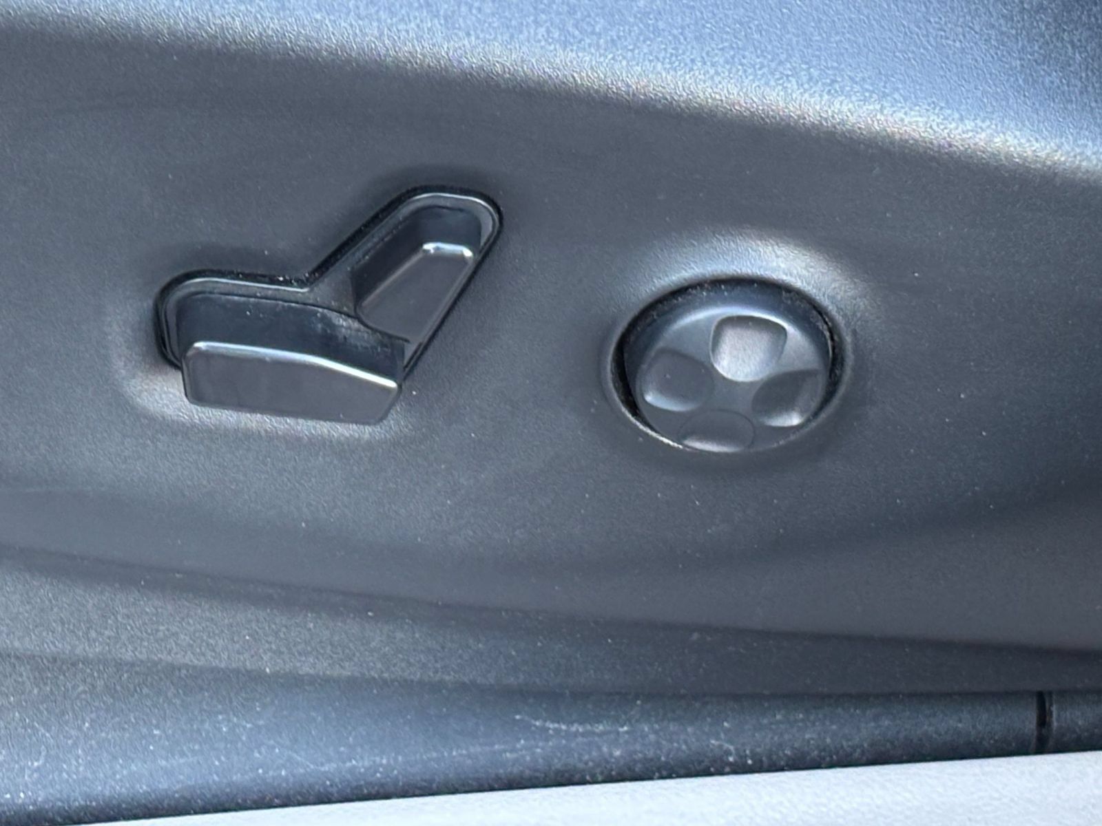 Used 2023 Chrysler Voyager LX FWD image 21