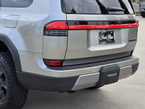 Used 2025 Lexus GX 550 image 13
