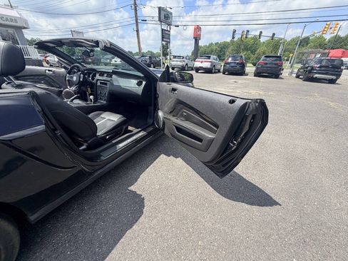 Used 2010 Ford Mustang GT Premium RWD image 11