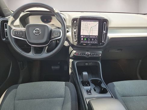 Used 2025 Volvo XC40 B5 Core AWD/4WD image 10