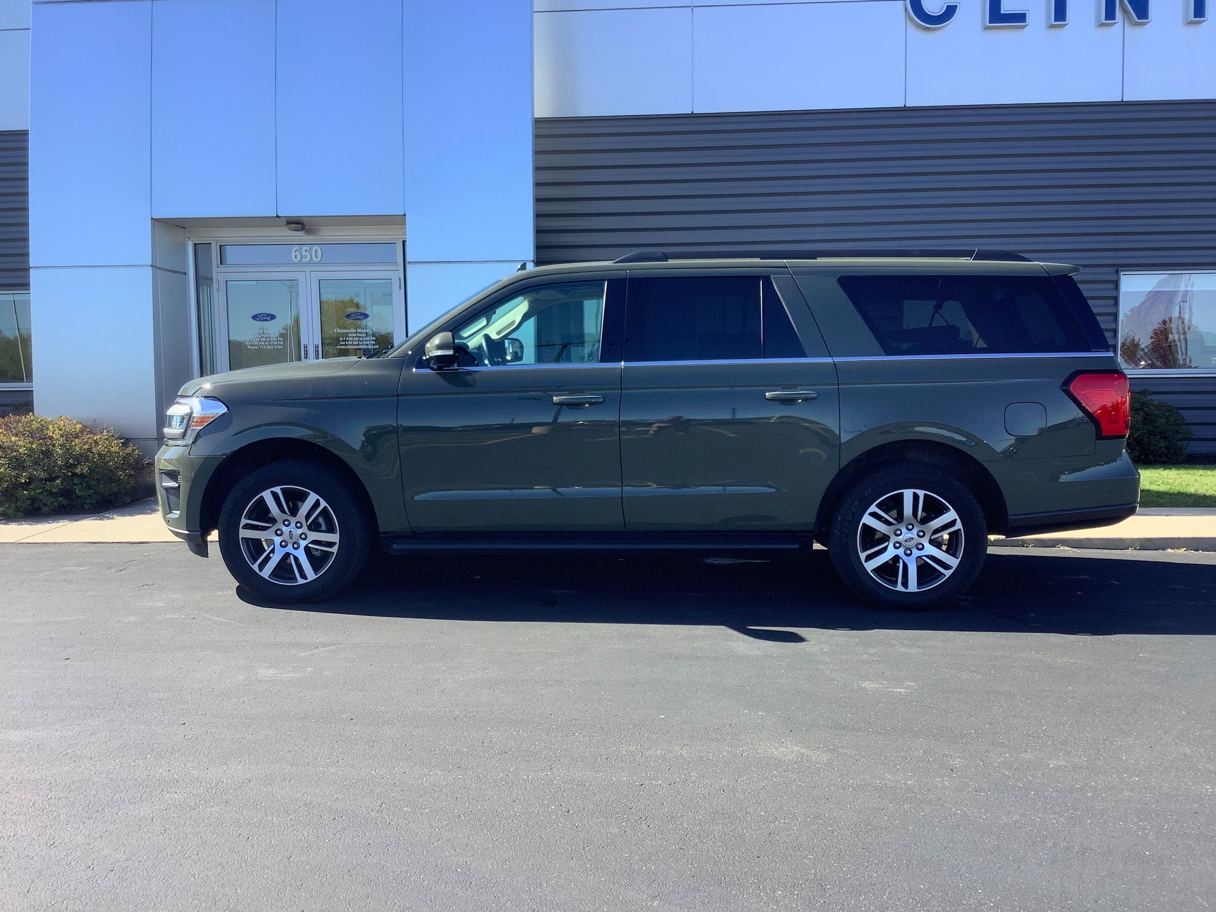 Used 2024 Ford Expedition Max XLT AWD/4WD image 2