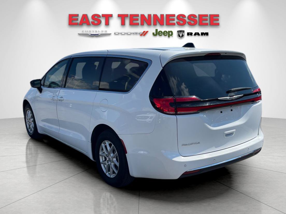 Used 2025 Chrysler Pacifica Select FWD image 5