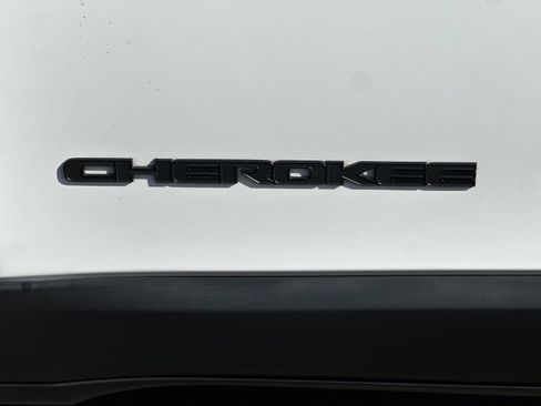 Used 2019 Jeep Cherokee Latitude Plus FWD image 36
