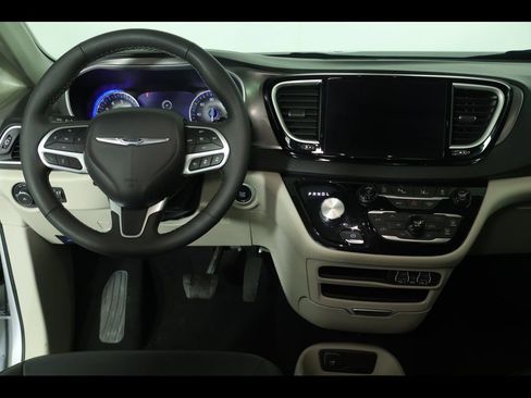 Used 2024 Chrysler Pacifica Touring-L image 15