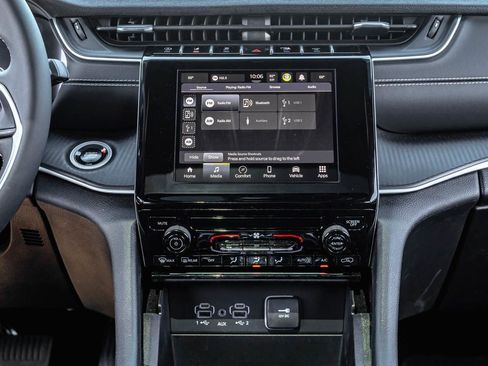 Used 2025 Jeep Grand Cherokee Laredo X RWD image 14