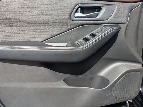 Used 2023 Nissan Rogue SV image 11