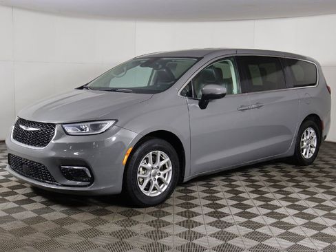 Used 2023 Chrysler Pacifica Touring-L image 9