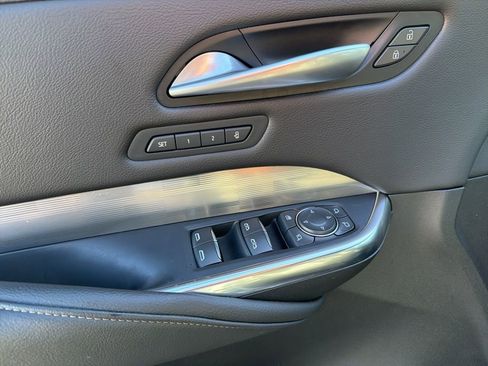 Used 2025 Cadillac XT4 Premium Luxury image 13