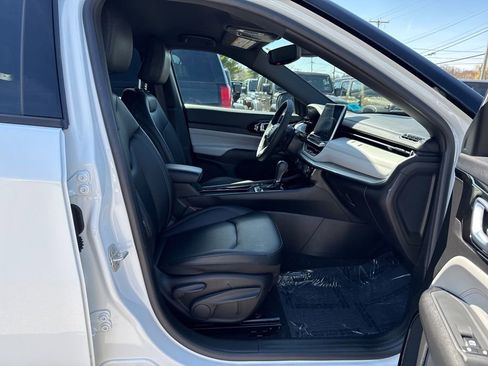 Used 2025 Jeep Compass Limited image 26