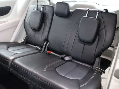 Used 2024 Chrysler Pacifica Limited FWD image 19