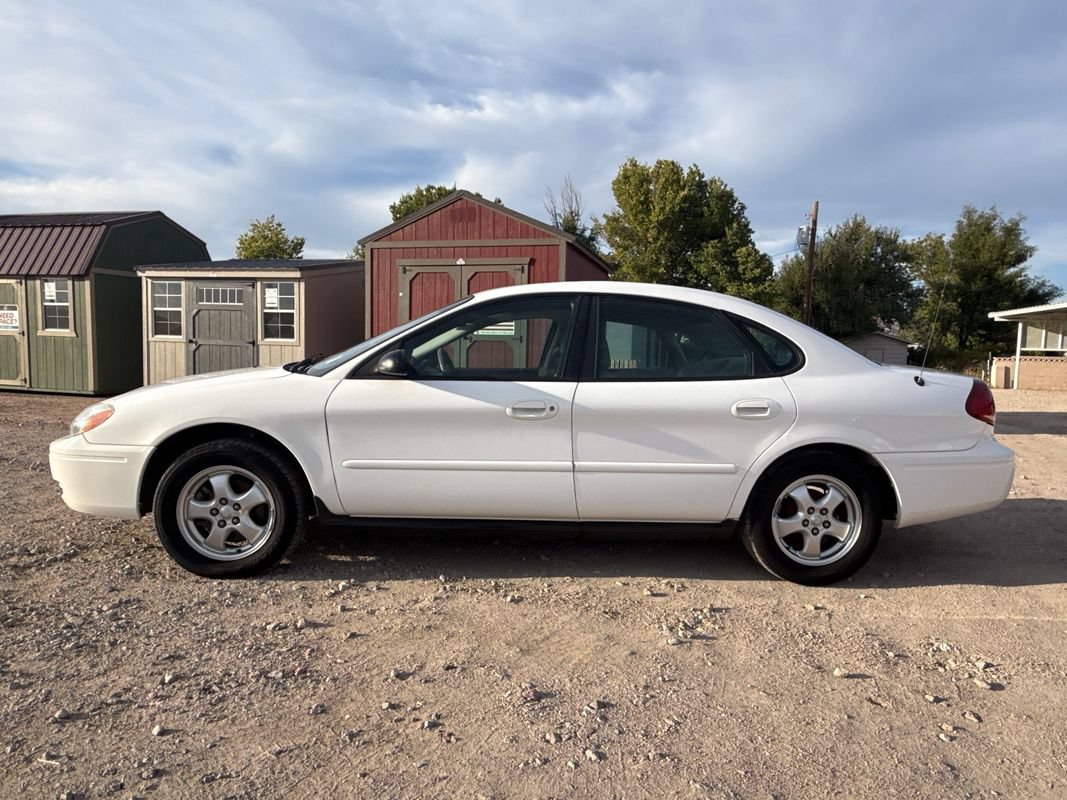 Used 2005 Ford Taurus SE FWD image 4