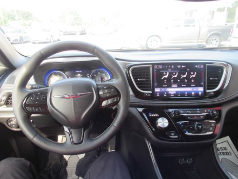 Used 2025 Chrysler Pacifica Limited FWD image 14
