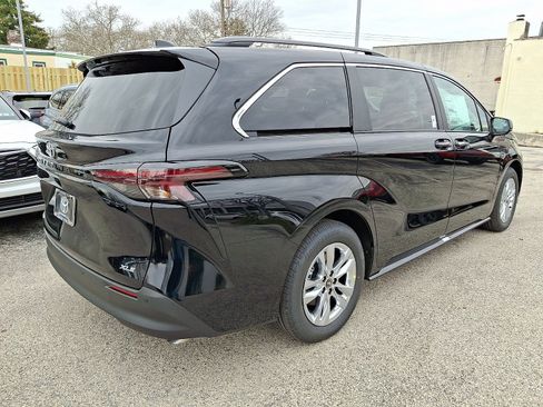 New 2026 Toyota Sienna XLE image 4