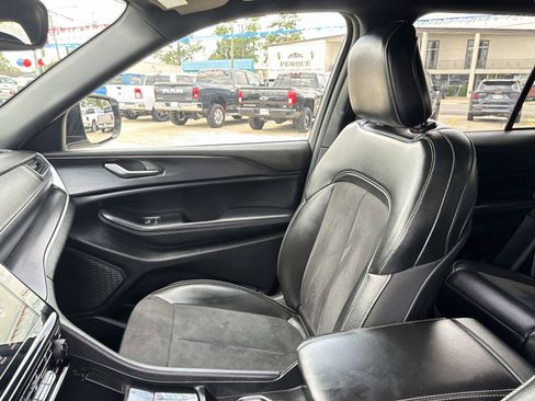 Used 2024 Jeep Grand Cherokee Altitude RWD image 15