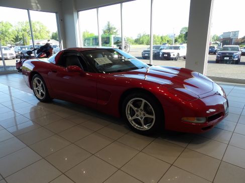 Used 2004 Chevrolet Corvette Coupe w/ Preferred Equipment Group RWD image 3