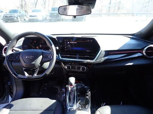 Used 2025 Chevrolet Trax RS image 12