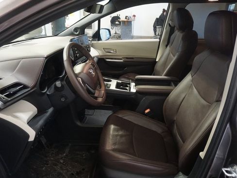 Used 2024 Toyota Sienna Platinum image 23