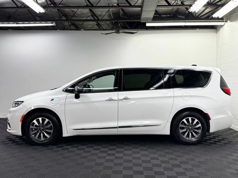 Used 2023 Chrysler Pacifica Limited FWD image 3